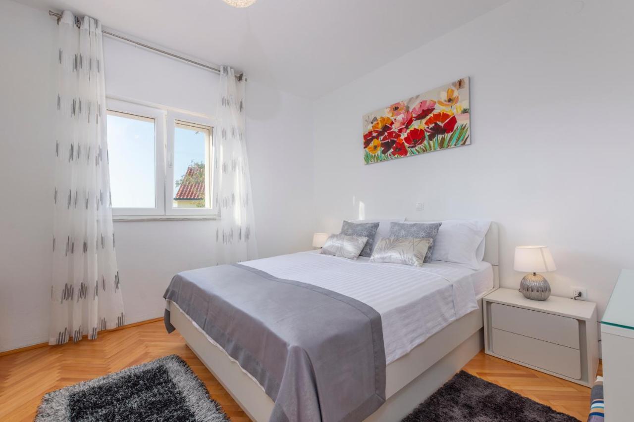 Villa Spark With Heated Pool In Rogoznica Zečevo エクステリア 写真