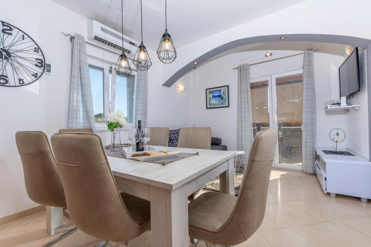Villa Spark With Heated Pool In Rogoznica Zečevo エクステリア 写真